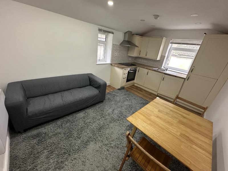 2 bed property in Clifton Street, Roath